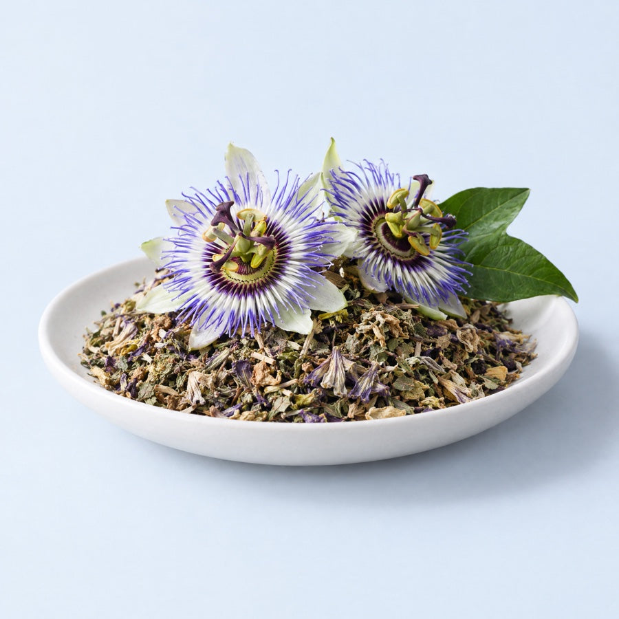 Flores de passiflora sobre un plato