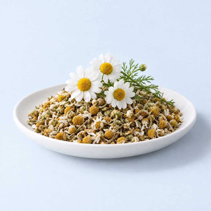 Flores de manzanilla sobre un plato