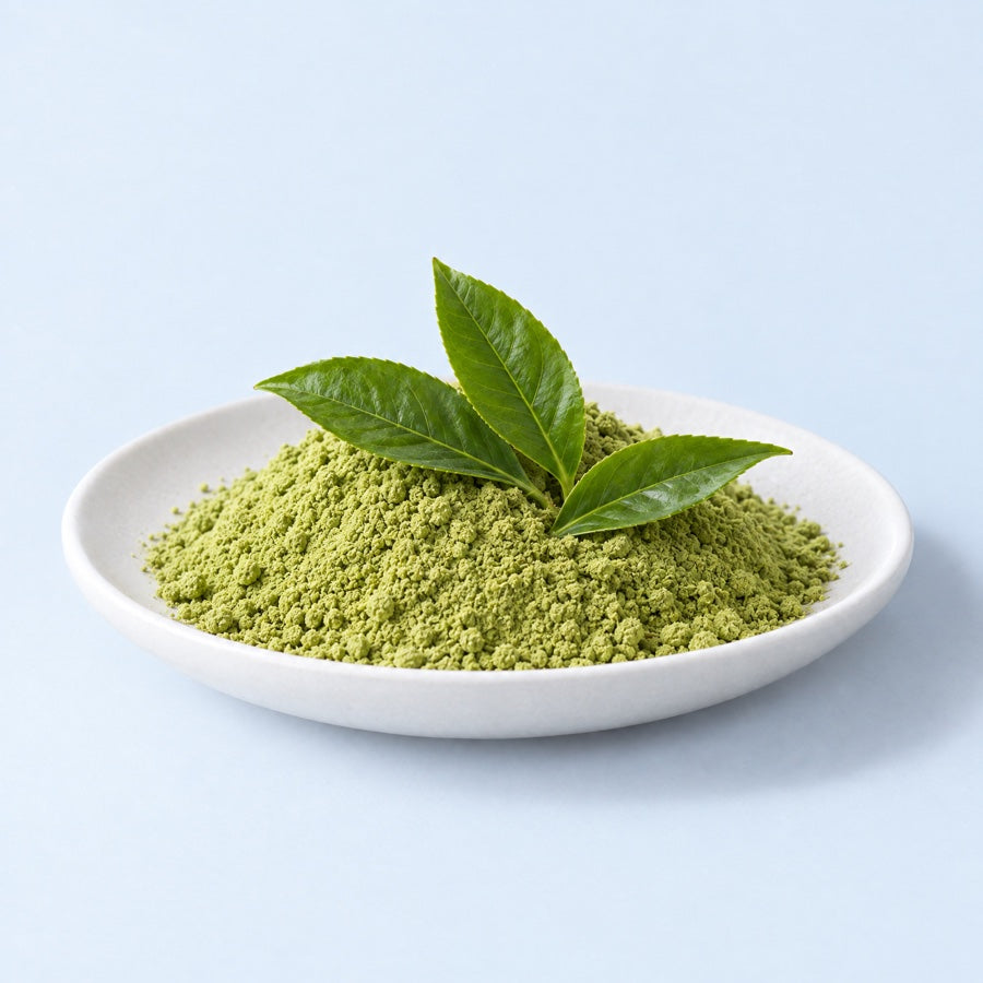 Hojas de té verde sobre polvo verde
